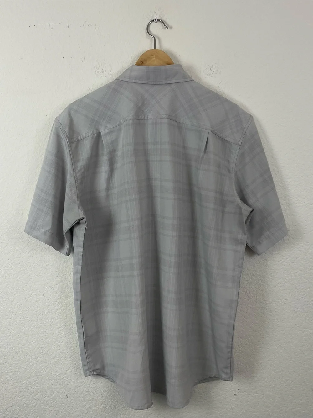 Orvis Men's L Gray Plaid Short Sleeve Polyester Button-Up Shirt‎